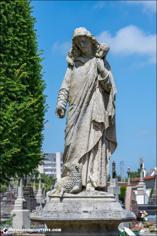 La statue du bon apôtre dans le cimetière de Lesneven.