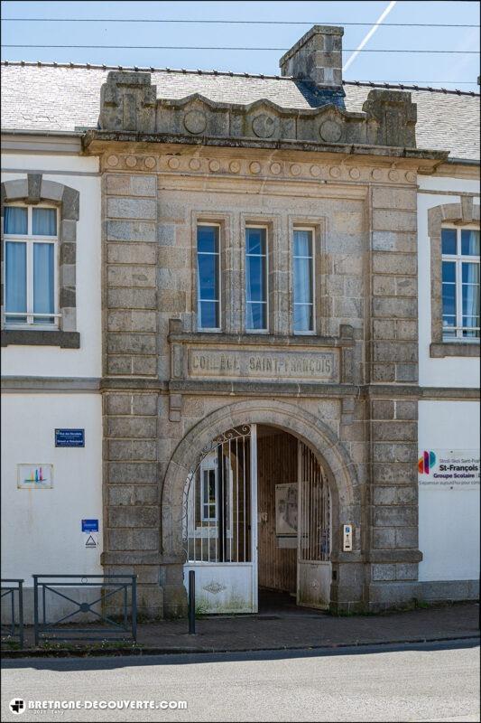 Le porche du lycée Saint-François sur la commune de Lesneven.
