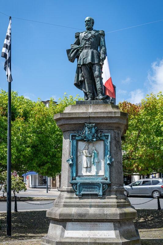 La statue du général Le Flo sur la commune de Lesneven.
