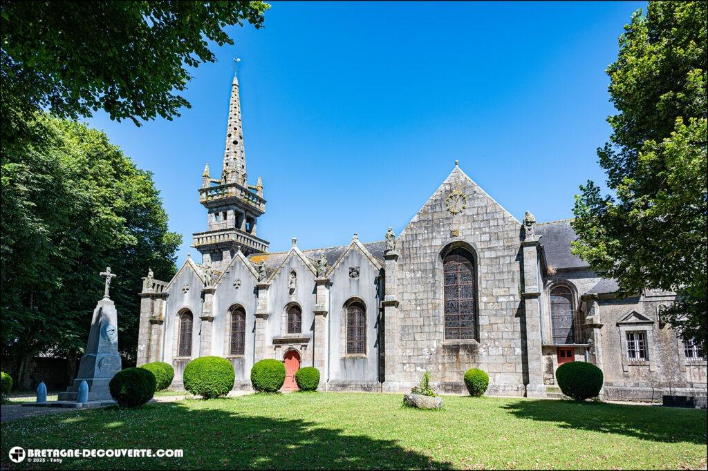 L'église Saint-Pierre-et-Saint-Paul sur la commune de Plouzévédé.