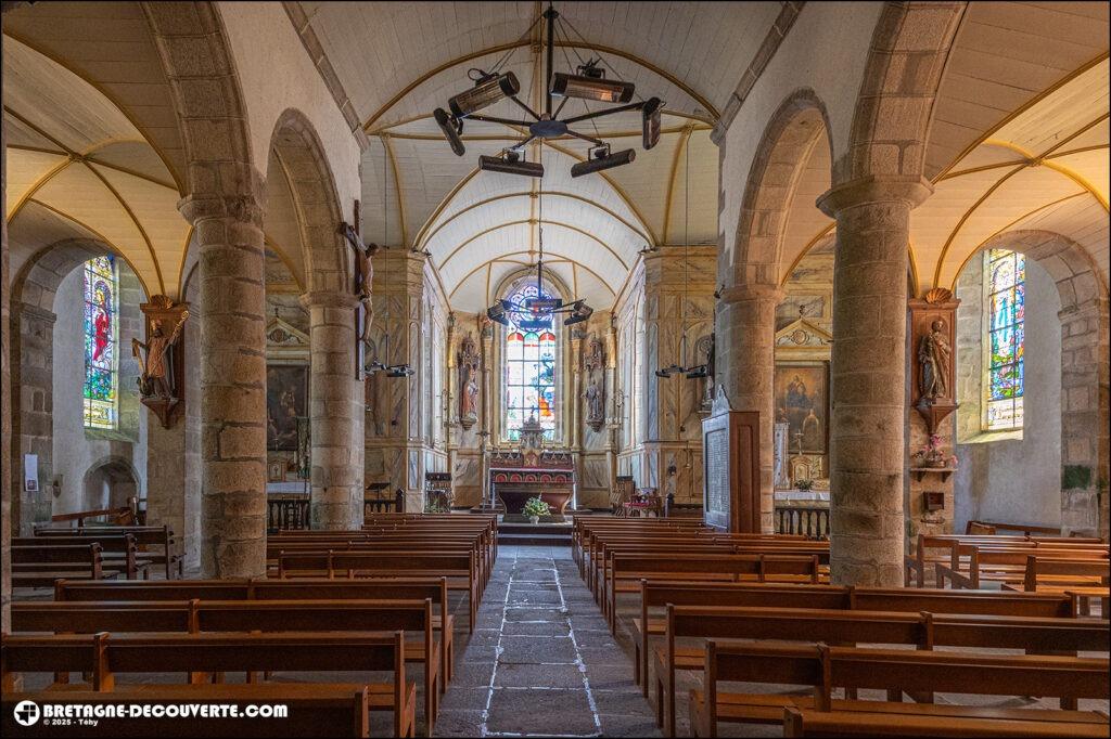 La nef de l'église Saint-Pierre-et-Saint-Paul sur la commune de Plouzévédé.
