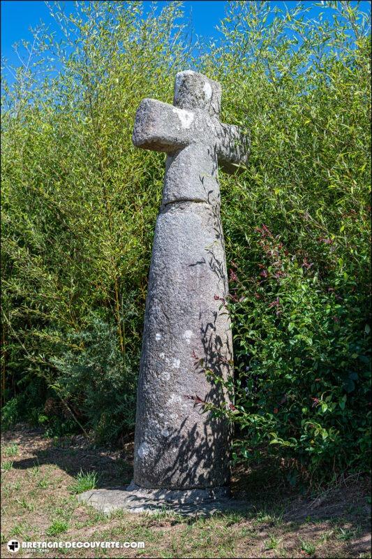 La stèle christianisée de Bel-Air sur la commune de Plouzévédé.