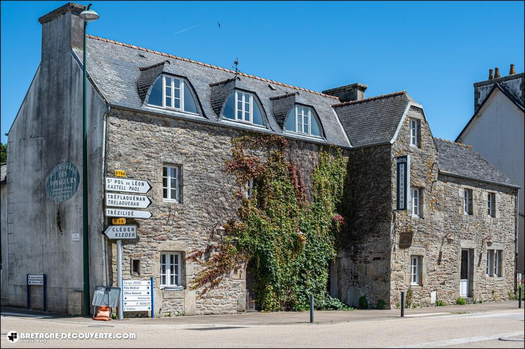 L'hôtel des voyageurs sur la commune de Plouzévédé.