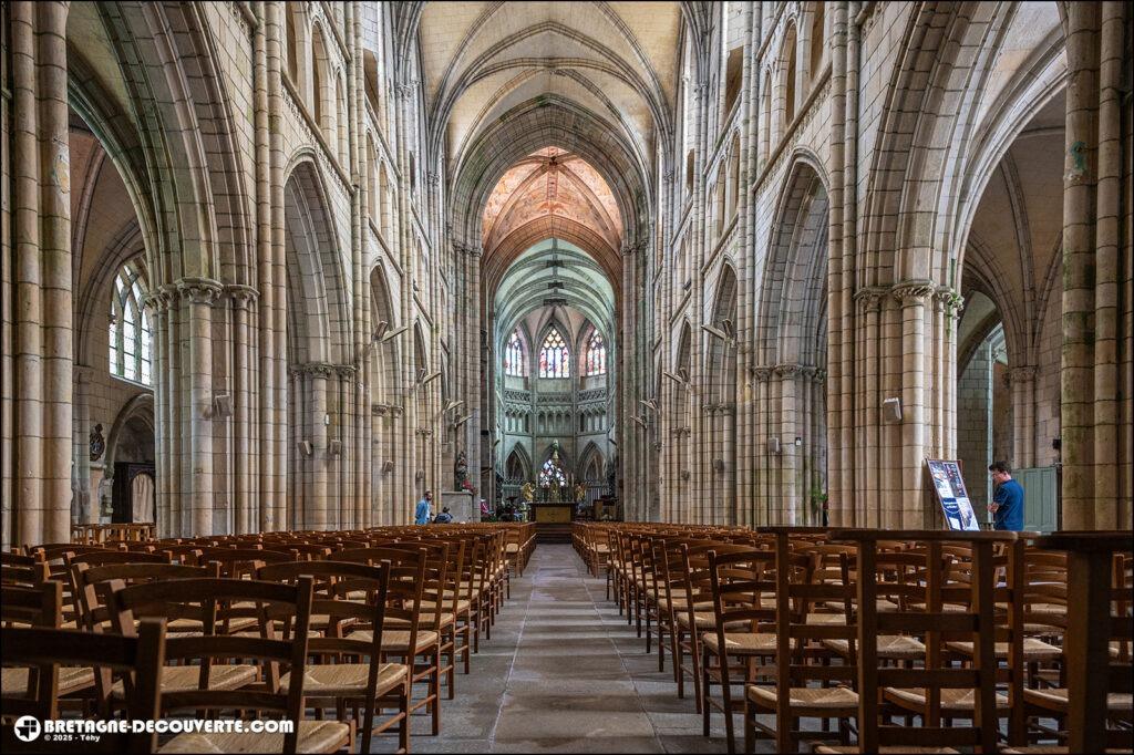 La nef de la cathédrale sur la commune de Saint-Pol-de-Léon.