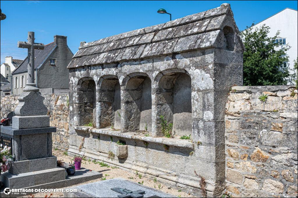 Ossuaire du cimetière sur la commune de Saint-Pol-de-Léon.
