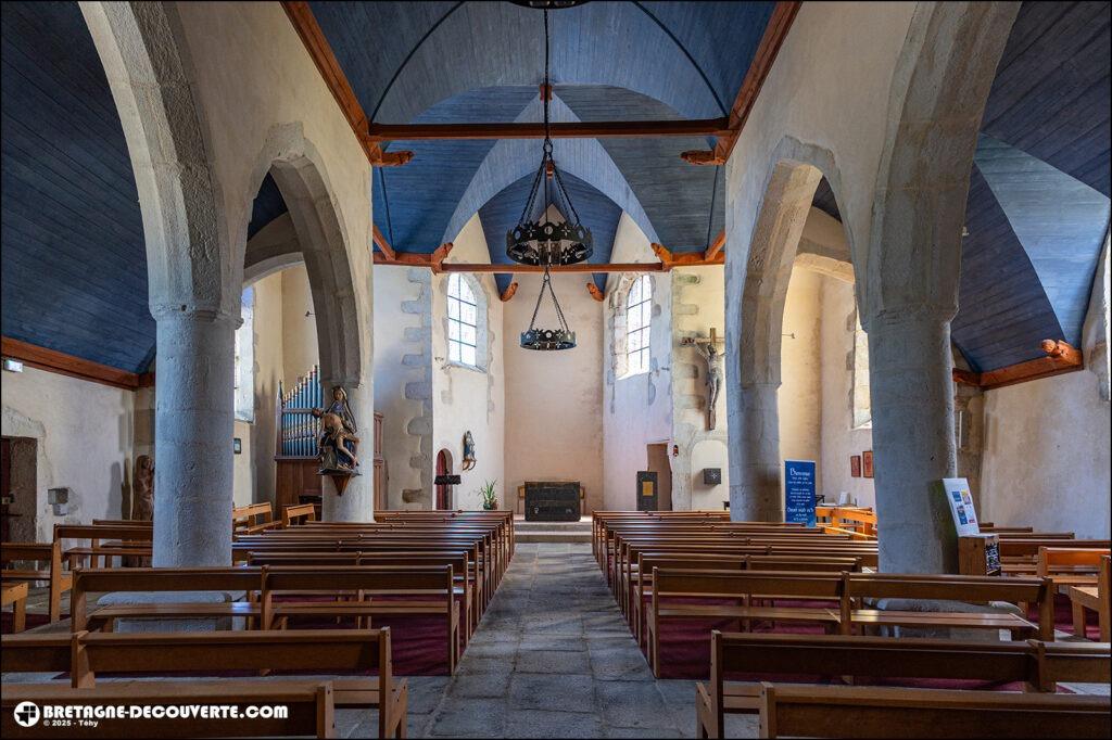 La nef de l'église Saint-Sauveur sur la commune de Saint-Sauveur.