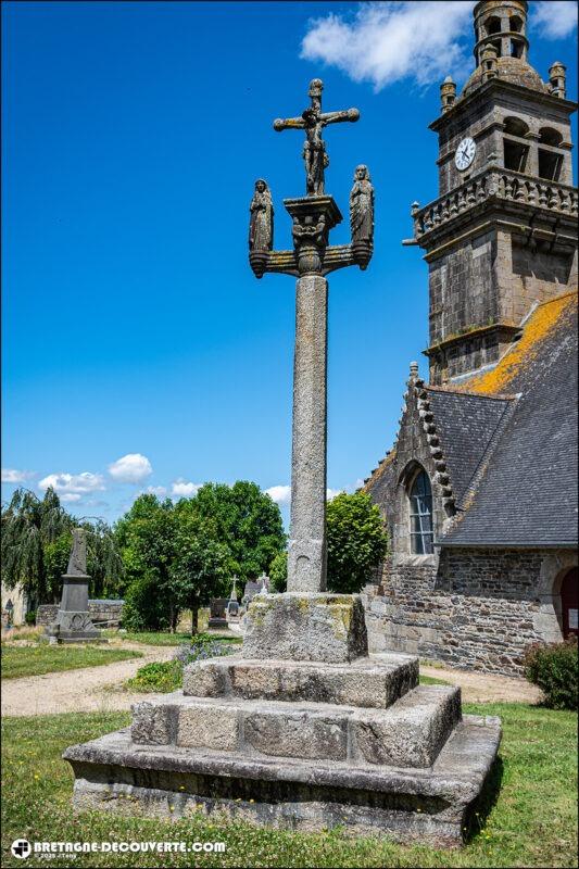 Le calvaire de l'église sur la commune de Saint-Sauveur.