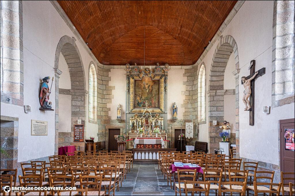 La nef de l'église Sainte-Sève de la commune de Sainte-Sève.