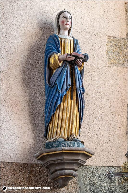 Statue de sainte Sève dans l'église de la commune de Sainte-Sève.