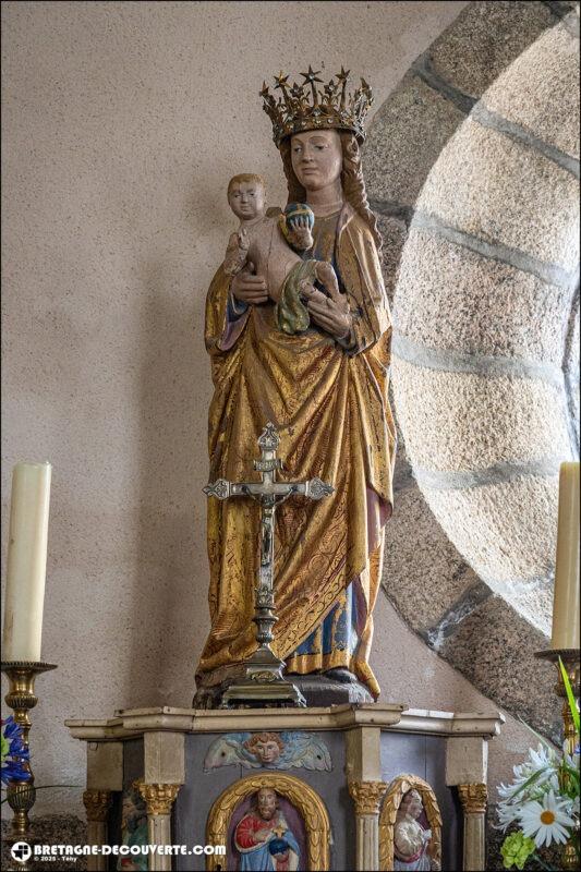 Statue de la Vierge à l'enfant dans l'église de la commune de Sainte-Sève.