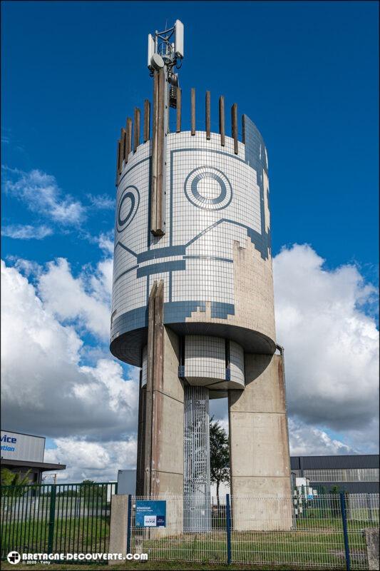 Le château d'eau totem de la commune de Sainte-Sève.