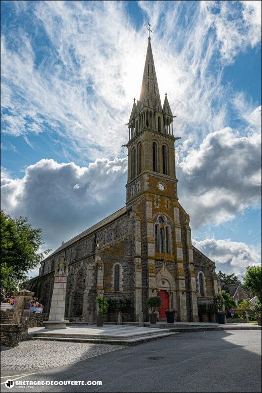 L'église Saint-Pierre sur la commune de Taulé.