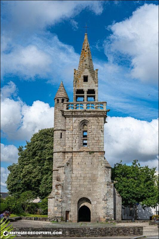 Le clocher de l'ancienne église sur la commune de Taulé.