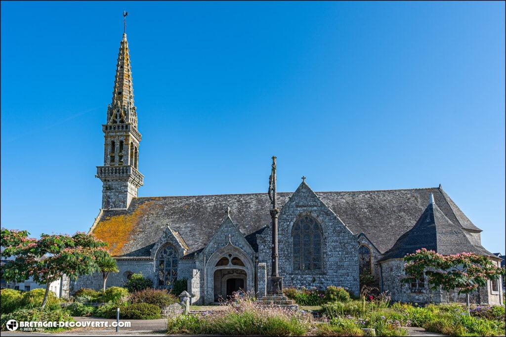 L'église Saint-Cadoan sur la commune de Poullan-sur-Mer.