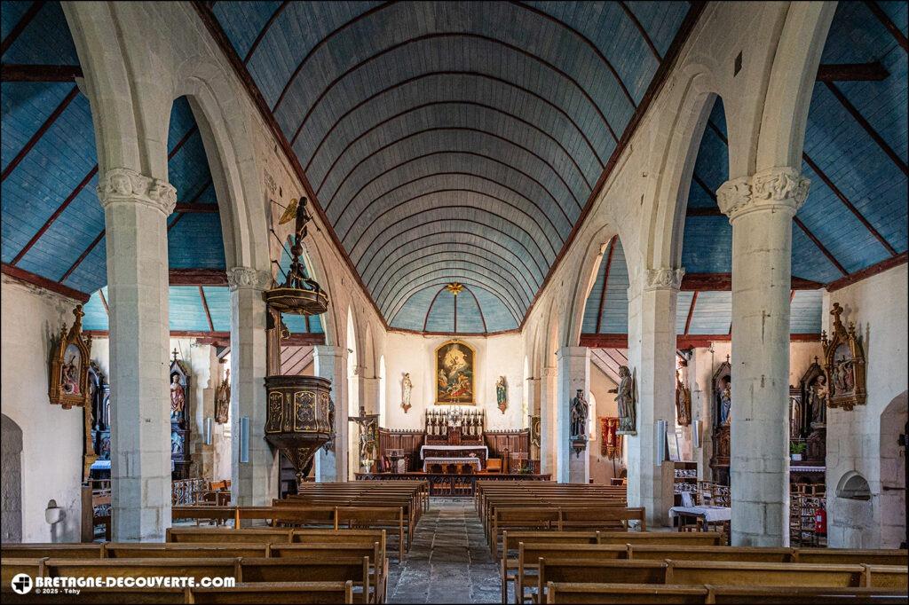 La nef de l'église Saint-Cadoan sur la commune de Poullan-sur-Mer.