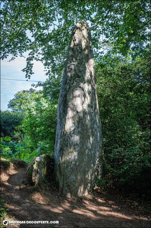 Le menhir de Lessaf à Poullan-sur-Mer.