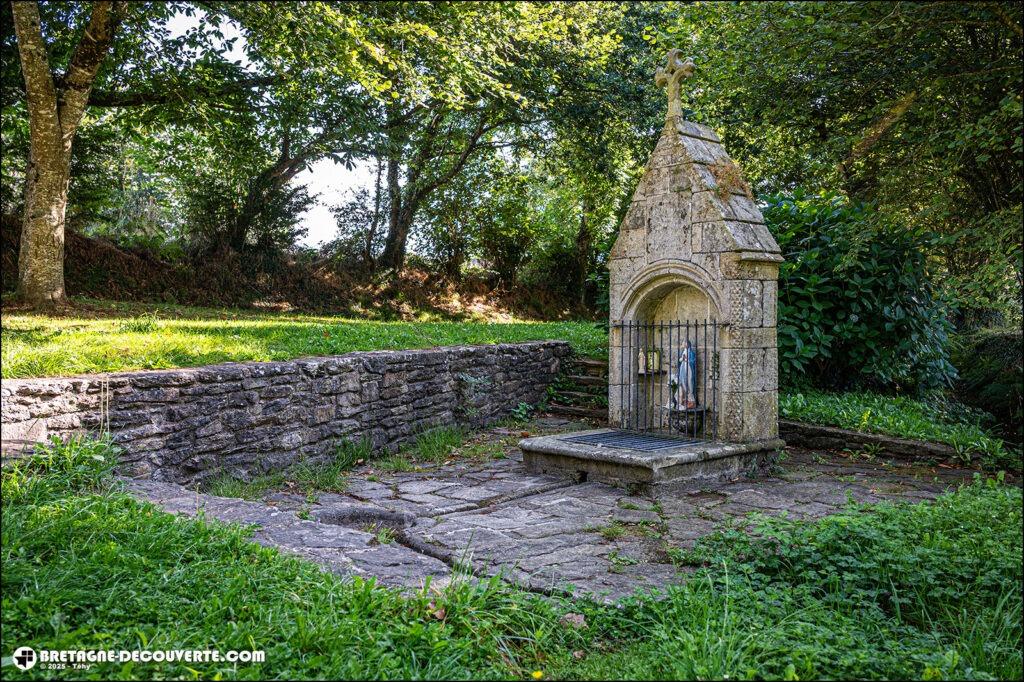 La fontaine Notre-Dame de Kérinec à Poullan-sur-Mer.