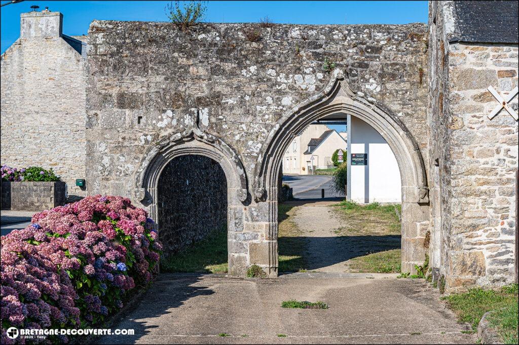 Le porche du presbytère dans le bourg à Poullan-sur-Mer.