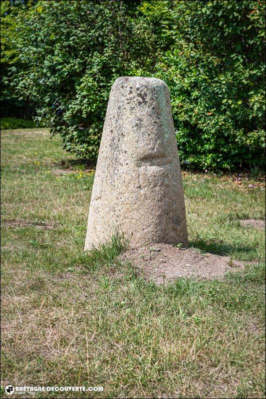 La stèle gauloise de la mairie sur la commune de Beuzec-Cap-Sizun.