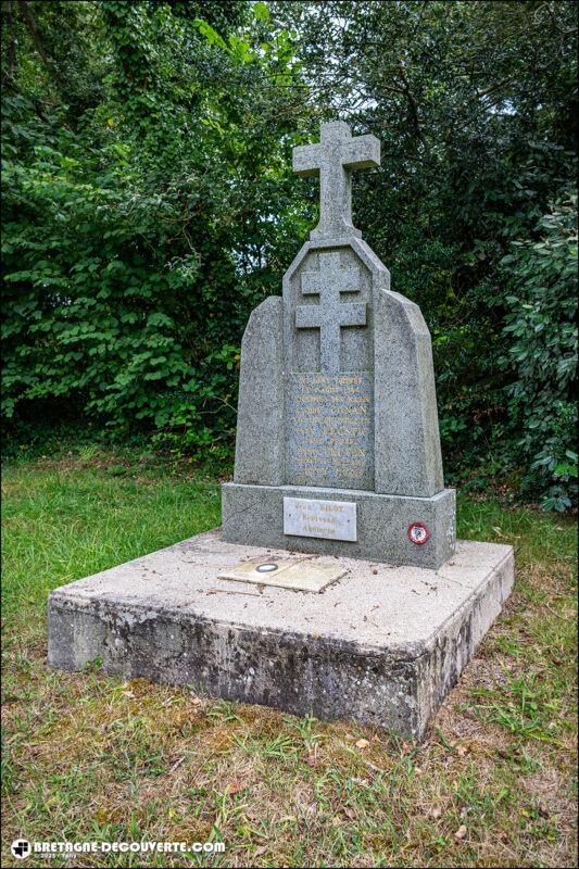 La stèle commémorative de Keroulou sur la commune de Beuzec-Cap-Sizun.