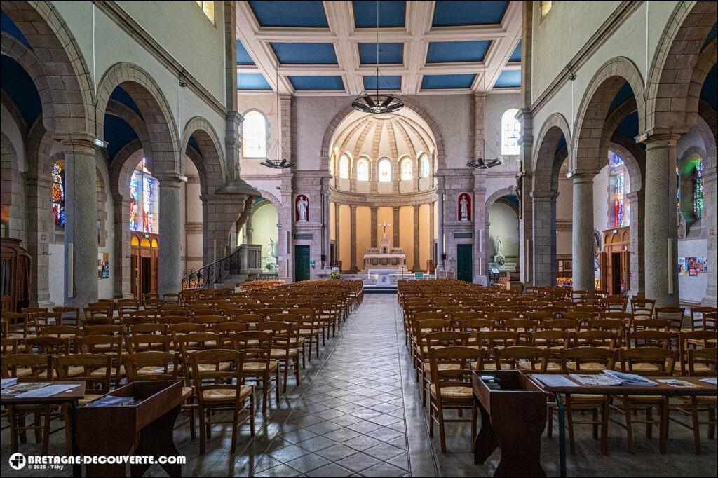 La nef de l'église Saint-Joseph sur la commune d'Audierne.