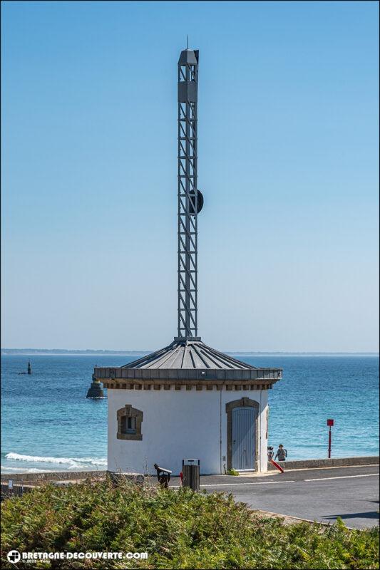 Le mât Fenoux sur le port de la commune d'Audierne.