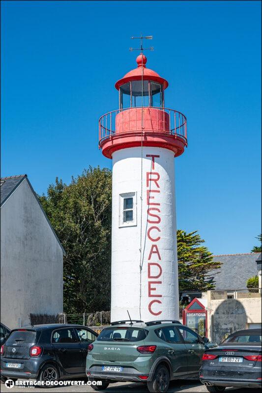 Le phare de Trescadec sur le port de la commune d'Audierne.