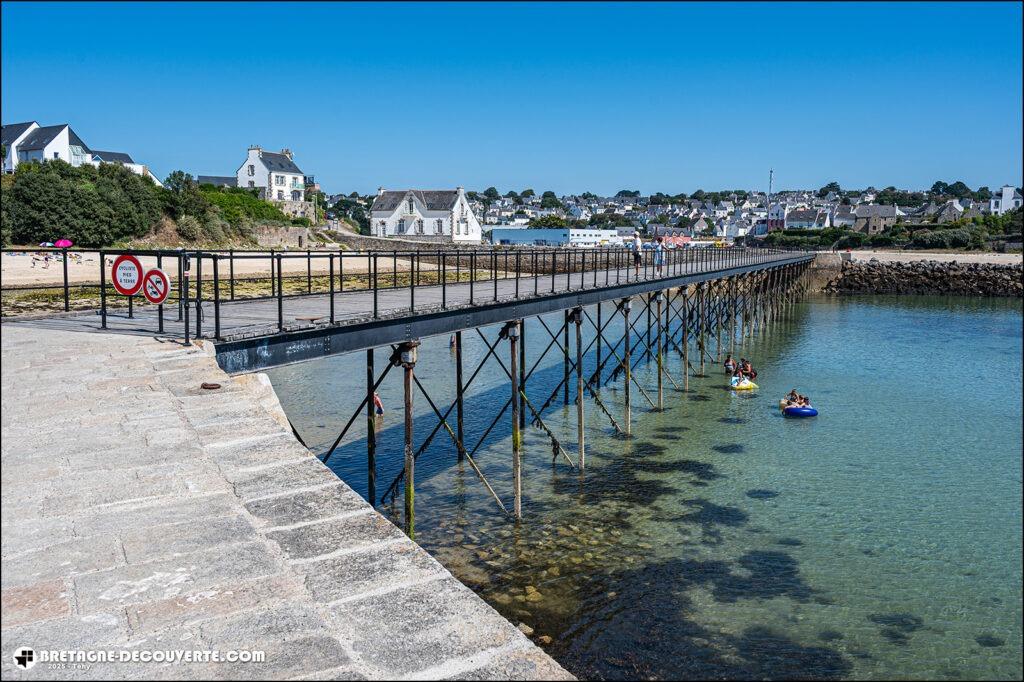 La passerelle des Capucins sur le port de la commune d'Audierne.