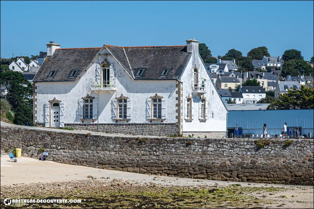 L'abri du marin sur le port de la commune d'Audierne.