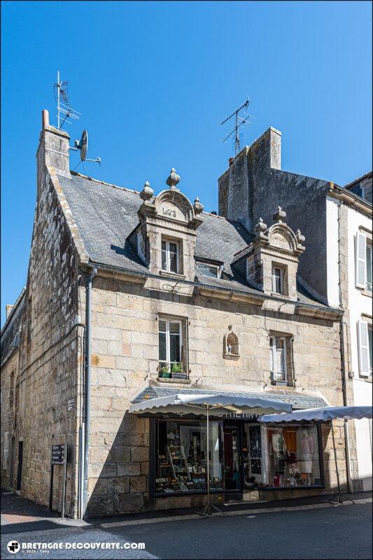 Ancienne maison à lucarnes Renaissance sur la commune d'Audierne.