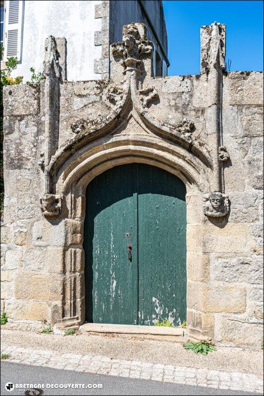Ancien portail du presbytère sur la commune d'Audierne.