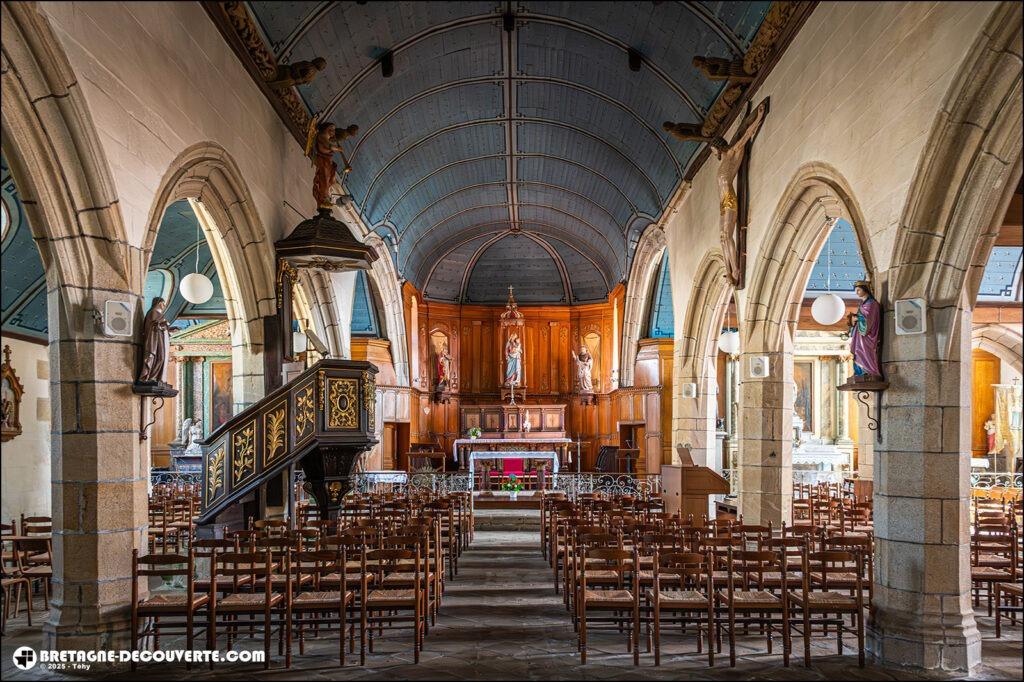 La nef de l'église Saint-Onneau dans le bourg d'Esquibien sur la commune d'Audierne.