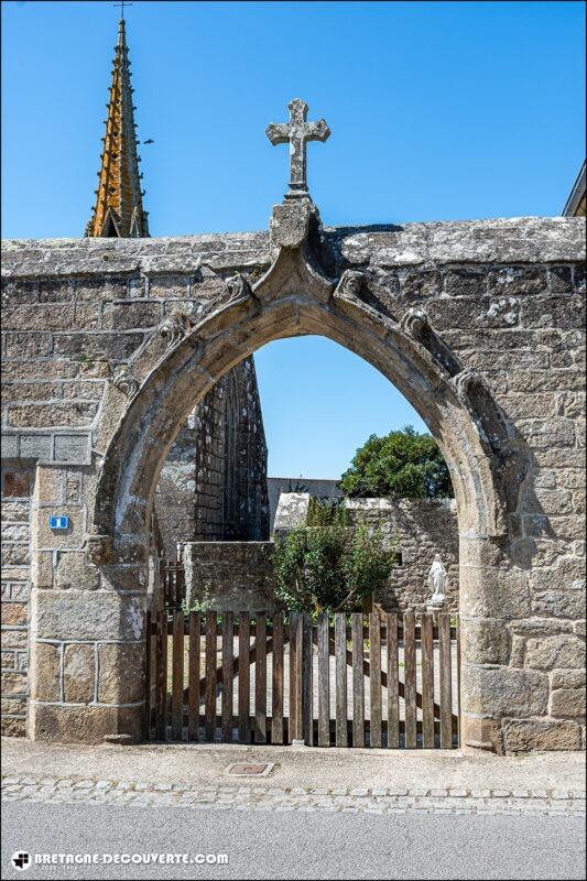 Le portail du presbytère d'Esquibien sur la commune d'Audierne.