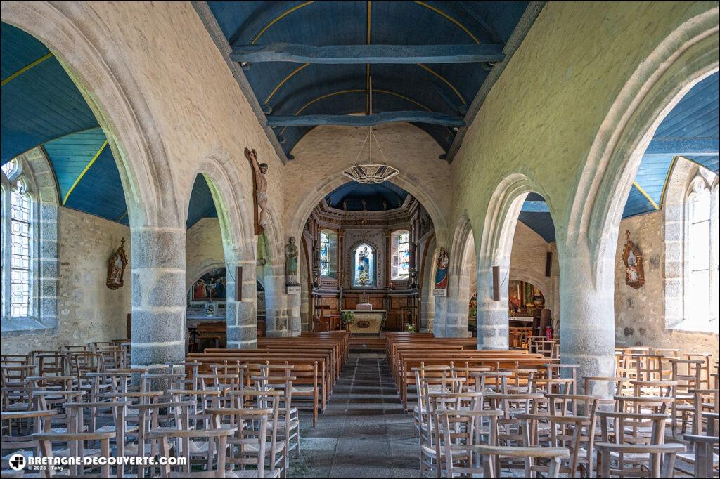 La nef de l'église Saint-Rivoaré de Lanrivoaré.