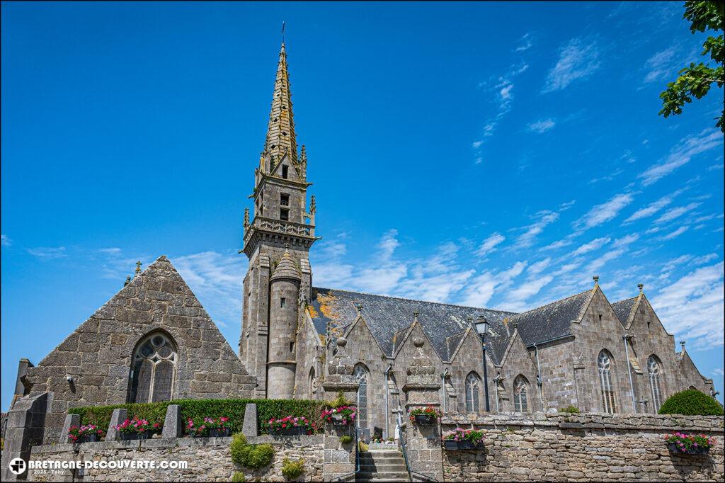 L'église Saint-Arzel de Plouarzel dans le Finistère.