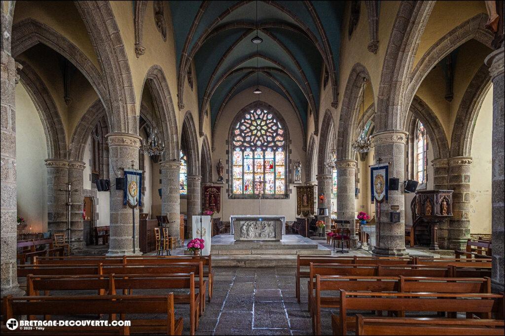 La nef de l'église Saint-Arzel de Plouarzel.
