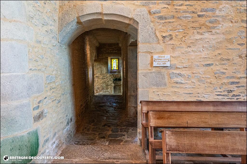 Le couloir des lépreux de la chapelle de Kersaint à Landunvez