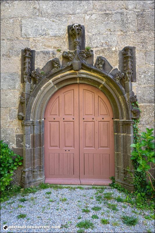le porche de la chapelle de Kersaint à Landunvez.
