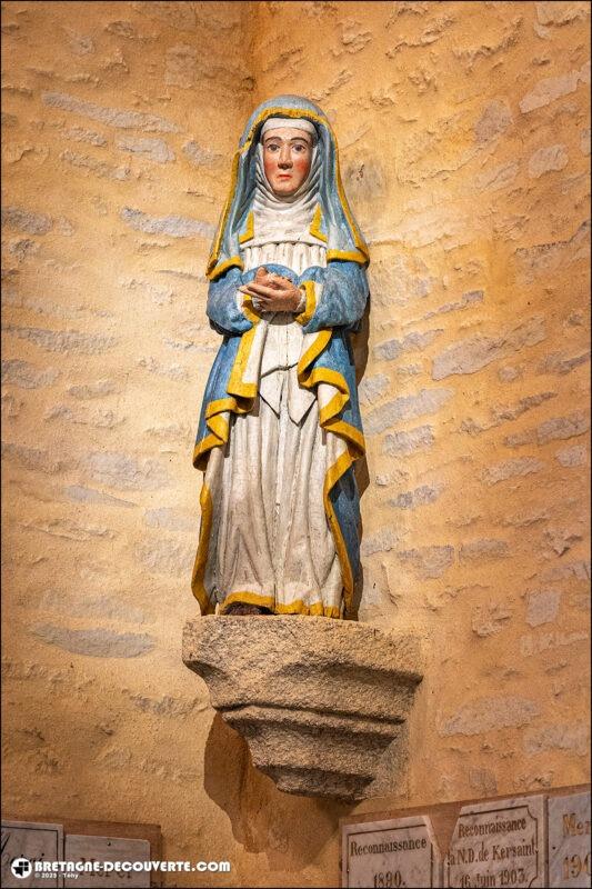 Statue de femme sainte dans la chapelle de Kersaint à Landunvez.