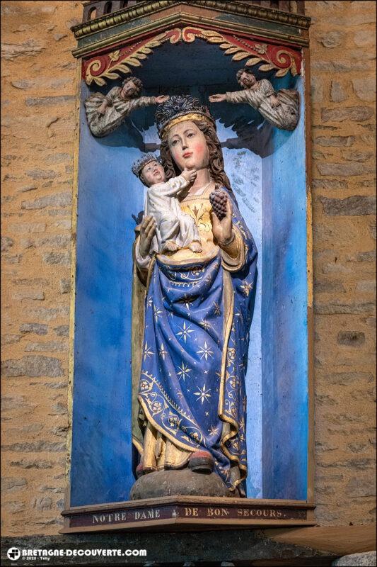 La statue de Notre-Dame de Bon Secours dans la chapelle de Kersaint à Landunvez.