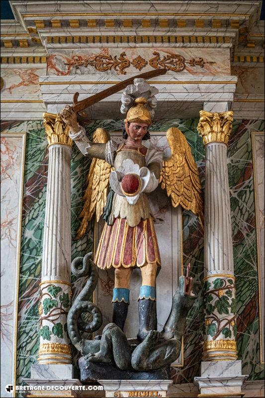 Saint-Michel terrassant le dragon dans l'église Saint-Rivoaré de Lanrivoaré.