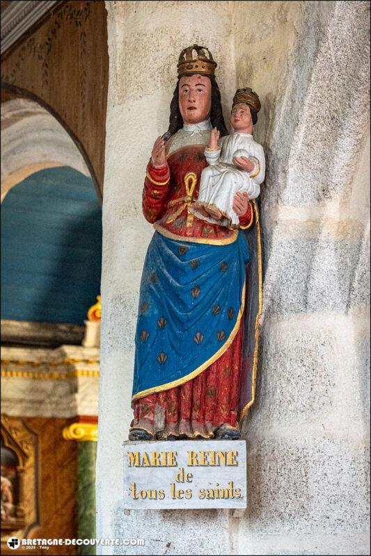 Statue de la Vierge Marie dans l'église Saint-Rivoaré de Lanrivoaré.
