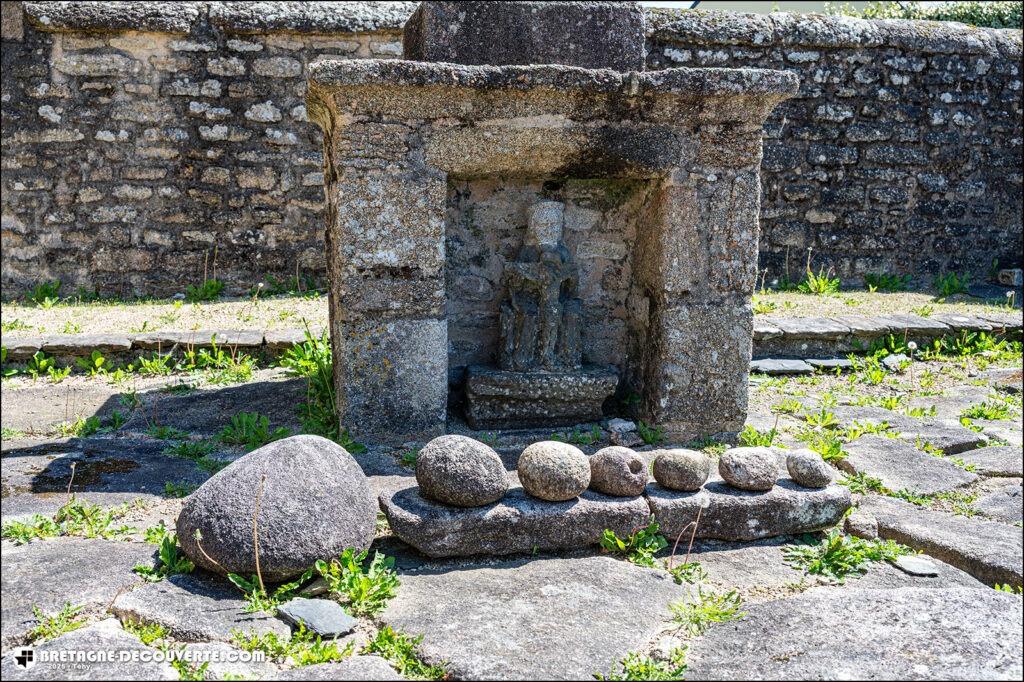Détail du cimetière aux saints près de l'église de Lanrivoaré.