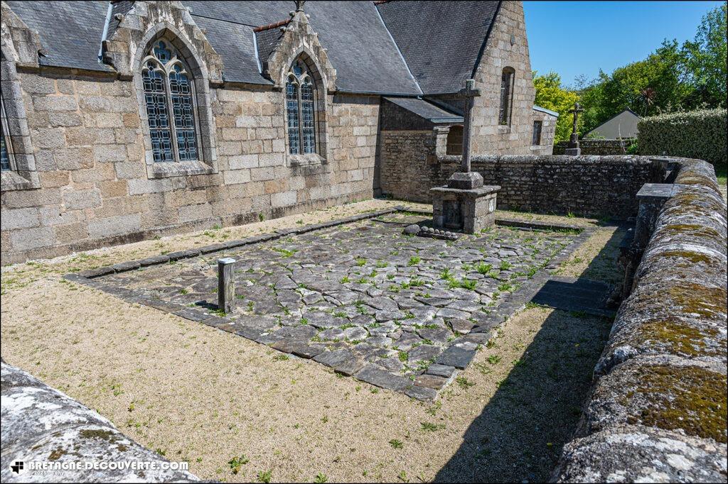 Le cimetière aux saints près de l'église de Lanrivoaré.