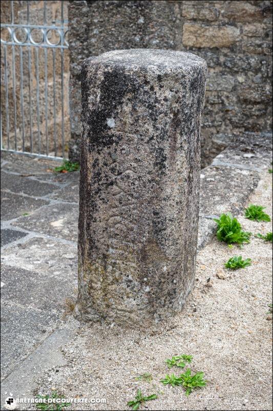 La stèle gravée près de l'église de Lanrivoaré.