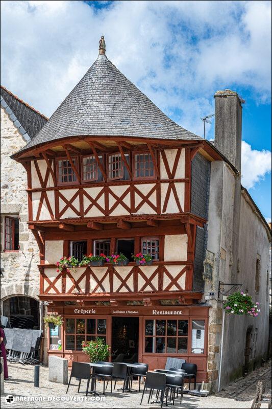 La maison Cardinal dans le bourg de la commune de Saint-Renan.