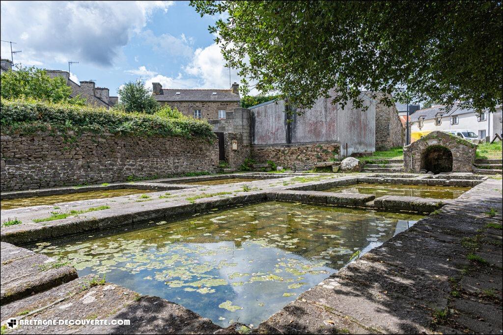 Le grand lavoir dans le bourg de Saint-Renan.
