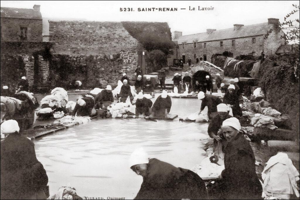 Carte postale ancienne du grand lavoir de Saint-Renan.