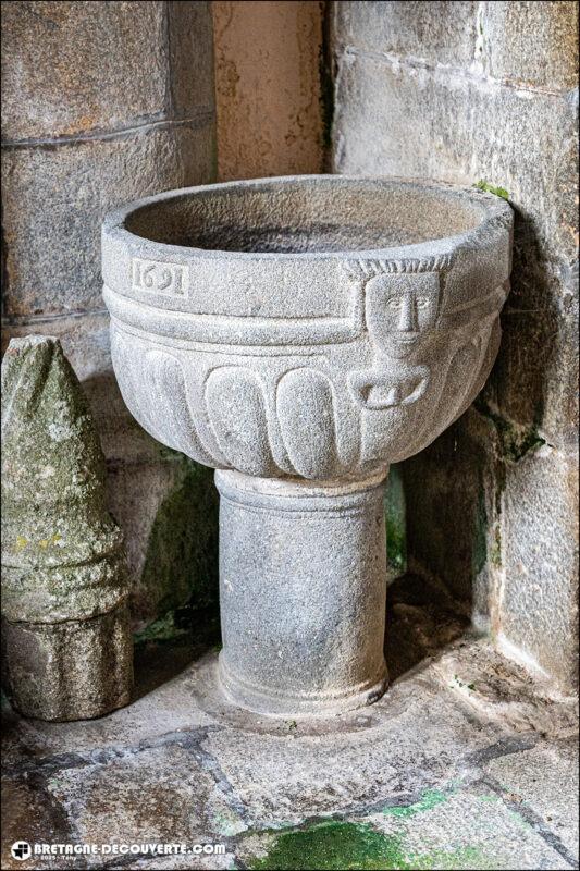 Le bénitier de l'église Notre-Dame de Trémaouézan.