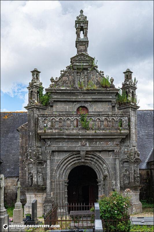 Le porche de l'église Notre-Dame de Trémaouézan.